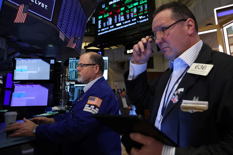 Wall Street ends sharply higher with assist from tech; investors eye Trump&nbsp;policies