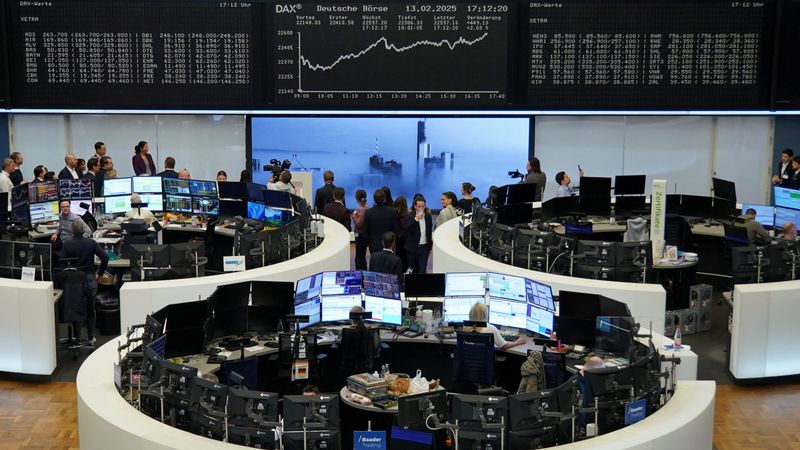 European shares set for eighth weekly gain; Luxury stocks&nbsp;advance