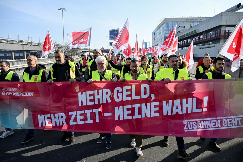 Airport strike to all but freeze German air travel on&nbsp;Monday