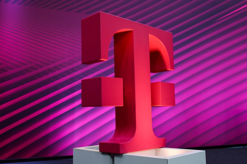 Deutsche Telekom hit by weakness in home&nbsp;market