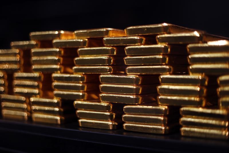 Gold prices fall back from record highs; easing trade worries&nbsp;weigh