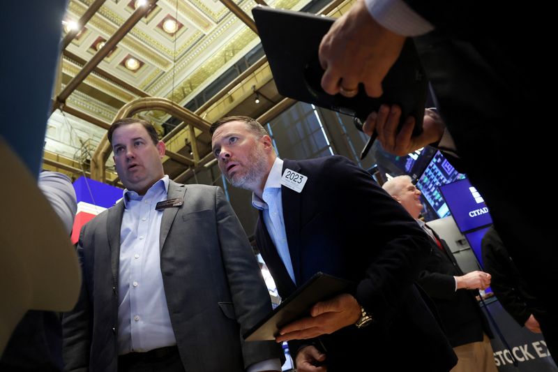 U.S. stock futures mixed; tech sector still weak on valuation&nbsp;concerns