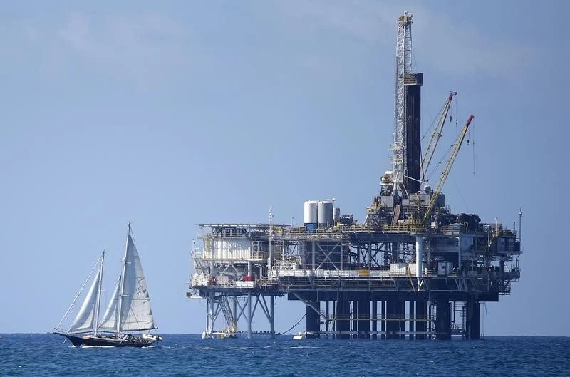 Oil prices erase gains as U.S.-Iran reportedly carry on talks despite new strikes